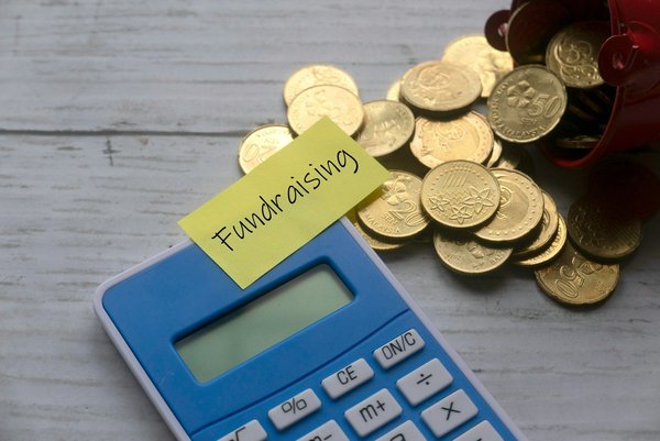 How can one find inexpensive walking tours of the historic sites in Edinburgh?