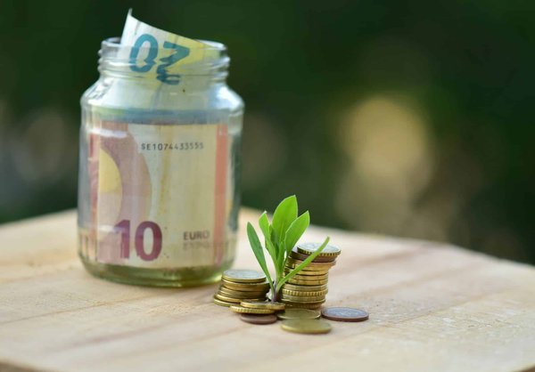 How can travelers save money on food and drink while visiting the Lake District?